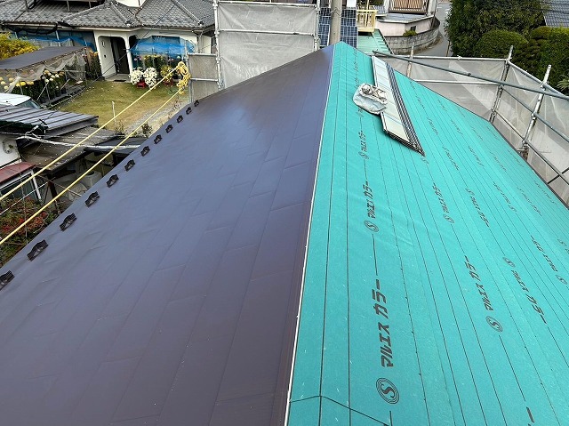 甲府市のセメント瓦の屋根をガルバリウム鋼板に葺き替える工事(棟板金)